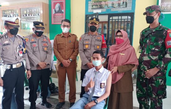 Vaksinasi Go To School ; Dandim 0103/Aceh Utara Bersama Kapolres Lhokseumawe Beri Semangat dan Motivasi Kepada Pelajar Untuk Melaksanakan Vaksin.