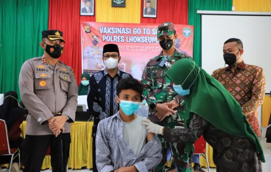 Dandim 0103/Aceh Utara Bersama Kapolres Lhokseumawe Tinjau Kegiatan Vaksinasi Go To School