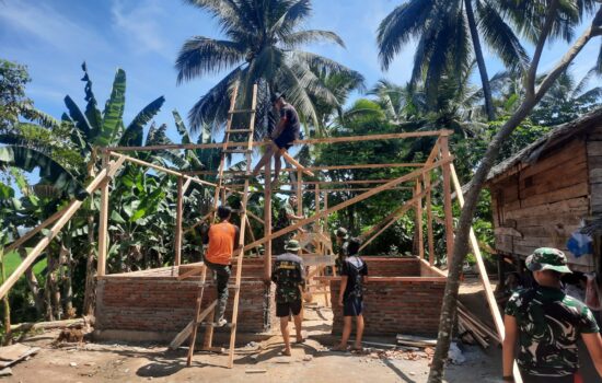 Warga Bersama Satgas TMMD 112 Siapkan Kerangka Atap Rumah
