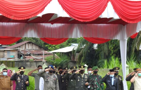 Dandim 0117/Aceh Tamiang Hadiri Pemakaman Bharatu Anumerta Kurniadi di TP Pahlawan Aceh Tamiang