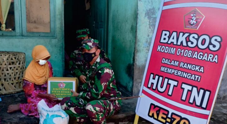 Peduli Bagi Masyarakat Tak Mampu Dandim Agara Bagikan Sembako di Hari HUT TNI-76
