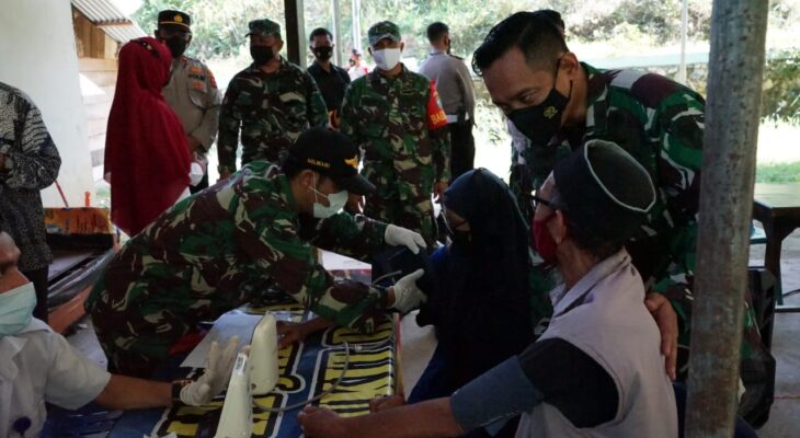 Dandim 0117/Aceh Tamiang Bersama Kapolres Aceh Tamiang Tinjau Kegiatan Vaksinasi Massal