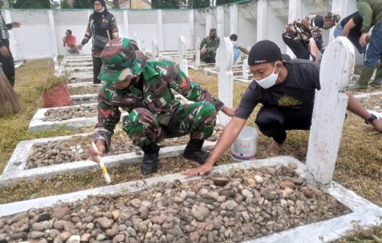Sambut HUT TNI ke-76, Kodim 0117/Aceh Tamiang  Karya Bhakti Bersihkan TMP Aceh Tamiang