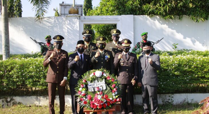 Dandim 0117/Aceh Tamiang Pimpin Upacara Ziarah Nasional di TMP Kuala Simpang  Dalam Rangka HUT TNI Ke – 76