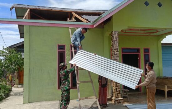 Rumah Warga di Terpa Angin Kencang, Babinsa Bantu Perbaiki Atap Rumah Warga.