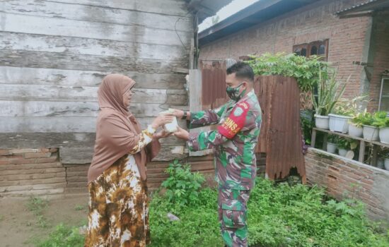Jum’at Barokah,TNI Berbagi  Nasi Bungkus Kepada Warga Kurang Mampu.