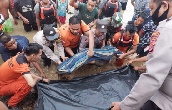 TNI Bersama Tim Gabungan Temukan Korban Hanyut di Sungai Pandan Aceh Tamiang