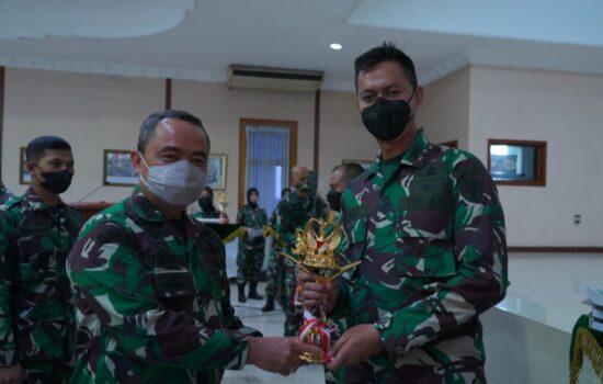 Dandim 0103/Aceh Utara, Terima Trophy Juara Karya Tulis Teritorial TNI AD.