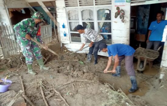 Dandim 0102/Pidie Kerahkan Personel Bantu Bersihkan Permukiman Warga Akibat Banjir
