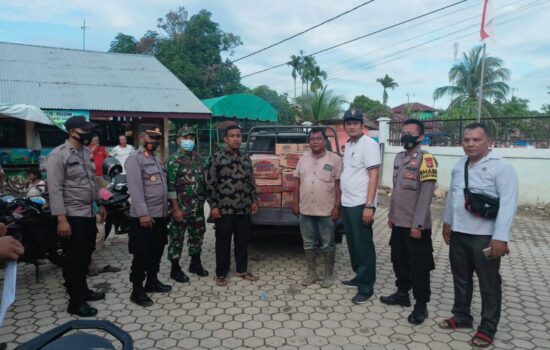 Anggota Koramil 01/Kuala Simpang Dampingi Penyerahan Bantuan Oleh Kemensos RI Kepada Korban Bencana Banjir Melalui Forkopimcam