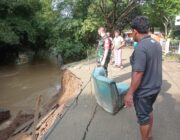 Anggota Koramil Bandar Baru Pantau Jalan Longsor Akibat Luapan Air Sungai