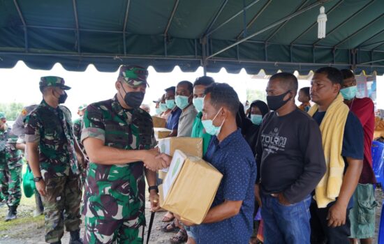 Pagi Ini Danrem 011/Lilawangsa Ke Aceh Timur, Kunjungi Pengungsi Banjir Beri Bantuan