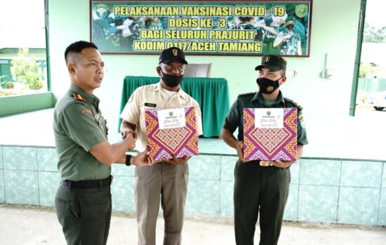 Dandim Bagikan Bingkisan Lebaran Kepada Prajurit Dan PNS Di Jajaran Kodim 0117/Aceh Tamiang