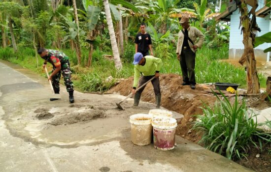 Gotong Royong, Babinsa Posramil Peusangan Selatan, Membantu Perbaiki Jalan Rusak