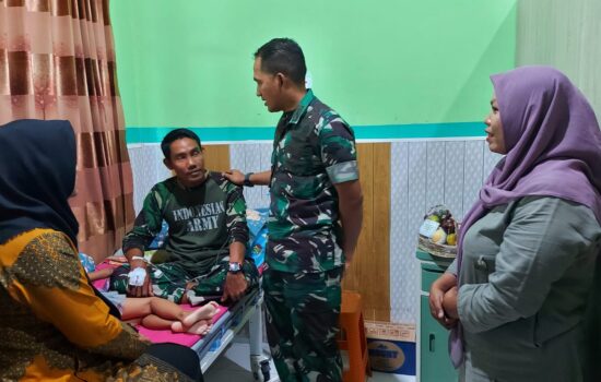 Kepedulian Dandim 0103/Aut Jenguk Anggota dan Keluarga Besar TNI Yang dirawat di Rumah Sakit.
