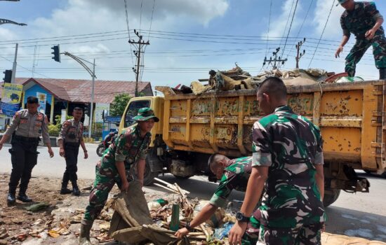 Dandim 0103/Aceh Utara Pimpin Apel Pembersihan Pasca Banjir di Aceh Utara dan Kerahkan Personel TNI, Polri, Serta aparat Desa dan warga di Kec. Lhoksukon.