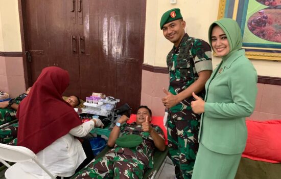 Dalam rangka Memperingati HUT TNI ke 77, Dandim 0103/Aut Tinjau Kegiatan Donor Darah di Gedung KNPI.