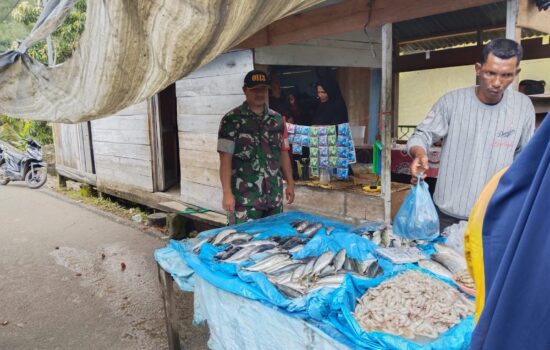 Babinsa koramil 01/Trangon Serda Ahcmad sidik melaksanakan Komsos dengan pedagang ikan di pasar ikan Trangon Kecamatan Trangon, Kabupaten Gayo Lues,Jumat(21/10/2022)