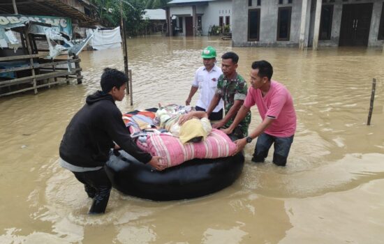 Serda Azhar Bantu Evakuasi Warga Korban Banjir Yang Sakit Stroke