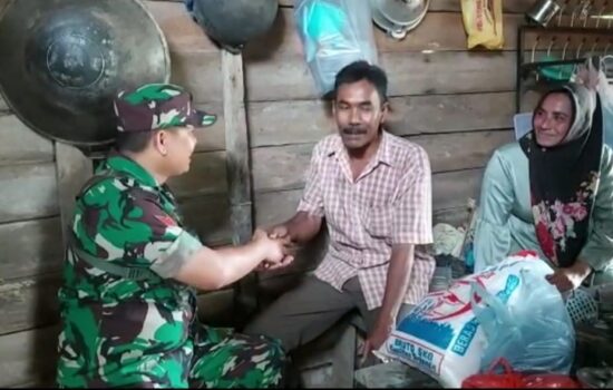 Babinsa Masuk Dapur, Anggota TNI Antar Sembako dan Masak Makanan bagi Warga Kurang Mampu di Lhokseumawe.