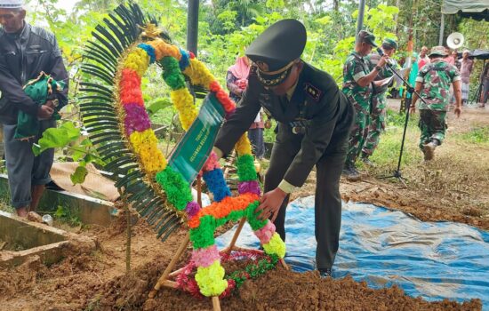 Tunai Sudah Janji Bakti : Dandim 0103/Aut Pimpin Upacara Pemakaman Militer Anggota TNI. 