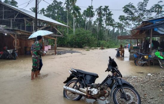 Curah Hujan yang Cukup tinggi, Babinsa Kodim 0103/Aut Bersama Babinkamtibmas Ingatkan Warga Agar Tetap Waspada.