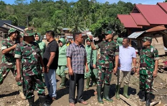 Dandim 0103/Aut, Ketua DPRK Kab Aceh Utara dan Pimp Depo Pertamina sinergi peduli bencana banjir di Kec. Langkahan – Kab Aceh Utara.