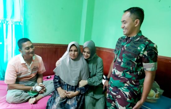 Jenguk Anggota dan Keluarga Besar TNI Yang dirawat di Rumah Sakit, Dandim 0103/Aut Berikan Support dan Semangat kepada Prajurit.