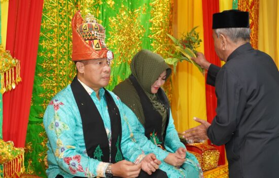 Jadi Warga Kehormatan Aceh, Danrem 011/LW Baru, Kolonel Kapti & Istri Dipeusijuek
