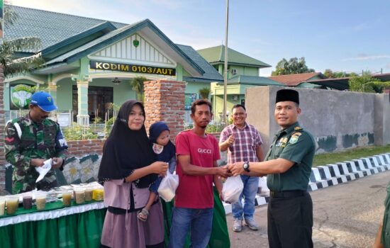 Kodim Aceh Utara bagikan Takjil jelang berbuka puasa 