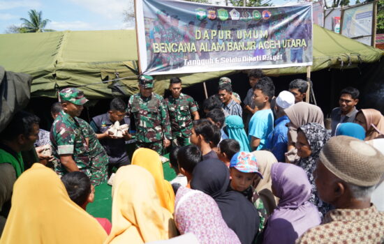 Danrem 011/LW Bagikan Nasi ke Pengungsi, Kolonel Kapti Hertantyawan: Stakeholder Aktif Tananggulangi Banjir di Aceh Utara