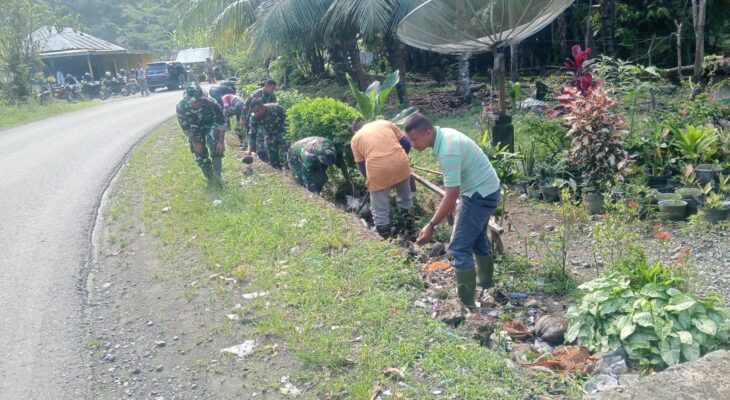 Kolaborasi Satgas TMMD ke-119 Kodim 0102/Pidie dengan Masyarakat Bersihkan Lingkungan Cegah Banjir dan Demam Berdarah