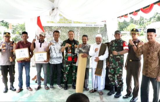 Tim Wasev Mabes TNI, Dandim 0102/Pidie Serahkan Sarana Kontak kepada Masyarakat Gampong Beungga