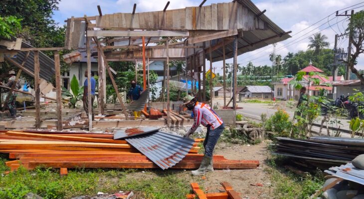 Satgas TMMD ke-119 Kodim 0102/Pidie Renovasi Rumah Tidak Layak Huni milik Warga Gampong Beungga