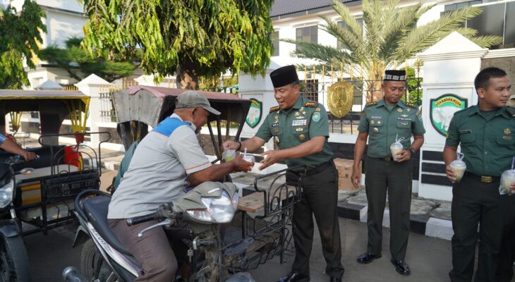 Indahnya Berbagi, TNI Korem 011/LW dan Denbekang Bagi-bagi Takjil Jelang Jelang Berbuka