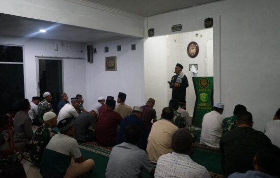 Malam Pertama Ramadhan, Anggota Kodim 0103/Aceh Utara Sholat Tarawih Bersama.