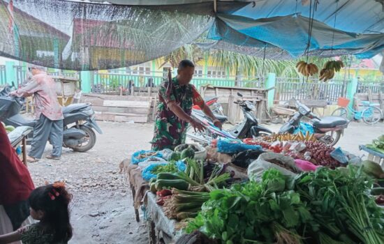Pastikan Harga Sembako Stabil, Babinsa Cek Harga Pangan di Pasar Tradisional.
