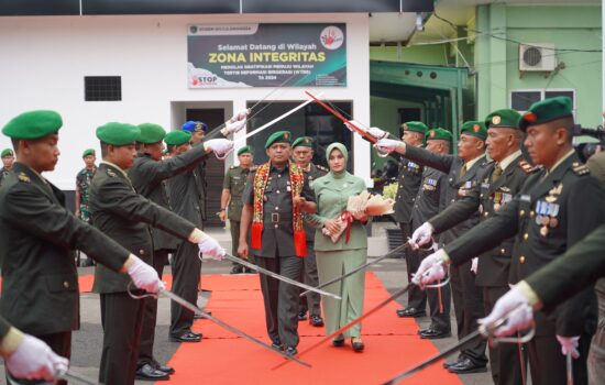 Kolonel Ali Imran Danrem 011/Lilawangsa Yang Baru Disambut Tradisi Pedang Pora