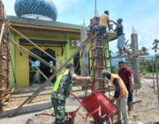 Babinsa Bersama Warga Masyarakat Gotong Royong Perbaikan Sarana Ibadah Di Desa Binaan